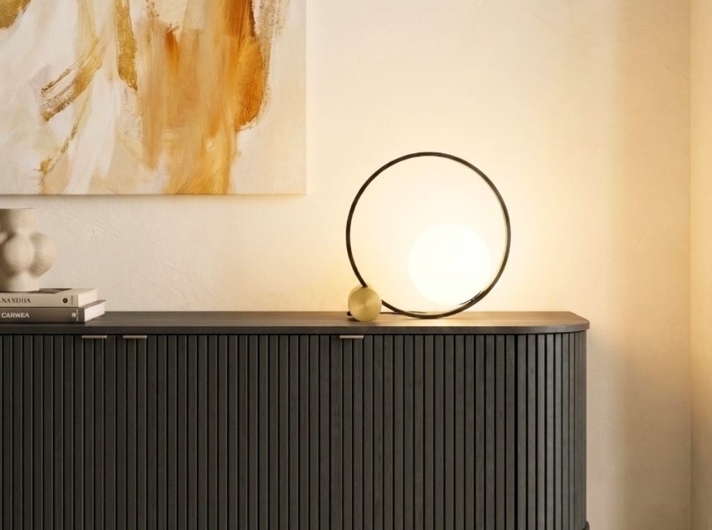 Lámpara sobremesa cristal blanco y acero negro con base de acero pulido dorado