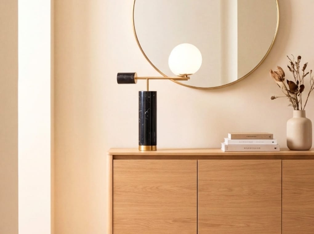 Lámpara sobremesa cristal blanco y acero pulido dorado con base de mármol porcelánico